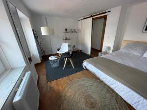 1 dormitorio con 1 cama y 1 silla en Singular apartamento en Elantxobe Urdaibai, en Elanchove
