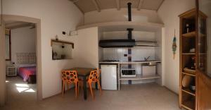 A kitchen or kitchenette at LI PIREDDI