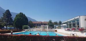 a large swimming pool next to a building at Un moment de détente inoubliable Saillon-les-Bain in Saillon