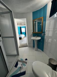a bathroom with a sink and a shower with a mirror at EcoFunco in Portela