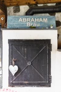 Una señal que dice "establo de elefantes con un corazón en una puerta" en Biohof Abraham - Hofkäserei, 