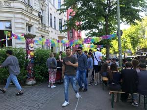ベルリンにあるグランド ホステル ベルリン クラシックの通りを歩く人々