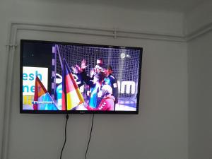 una TV a schermo piatto appesa a un muro di Relax apartman a Nagykanizsa