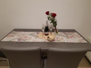 een tafel met bloemen en wijnglazen erop bij ALPSKA ROŽA in Kranjska Gora