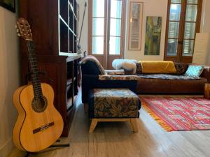 gitara wisząca na ścianie w salonie w obiekcie ® Le Musicien - T2 de charme au coeur de Marseille w Marsylii