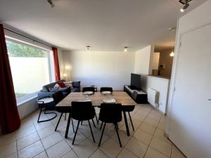 Telewizja i/lub zestaw kina domowego w obiekcie Auva - SILS Maison 48 m2 à 5 minutes à pied de la plage