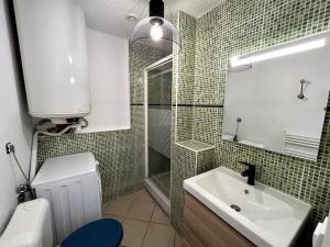łazienka z umywalką, prysznicem i toaletą w obiekcie Auva - SILS Maison 48 m2 à 5 minutes à pied de la plage w mieście Saint-Aubin-sur-Mer