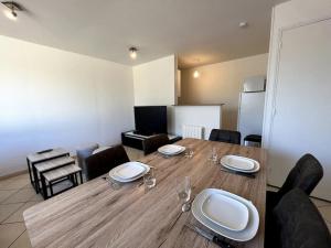 Telewizja i/lub zestaw kina domowego w obiekcie Auva - SILS Maison 48 m2 à 5 minutes à pied de la plage
