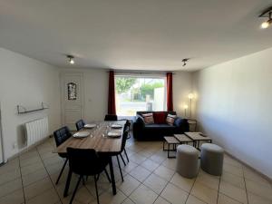salon ze stołem i kanapą w obiekcie Auva - SILS Maison 48 m2 à 5 minutes à pied de la plage w mieście Saint-Aubin-sur-Mer