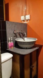 een badkamer met een wastafel en een toilet bij The North Hotel in Chiang Rai