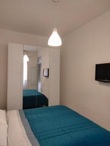 een slaapkamer met een bed en een spiegel bij Casa Vacanze L'Ortensia in Bagheria