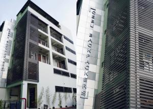 zwei Gebäude mit dem Namen des Hotels in der Unterkunft Cebu Backpackers Hostel in Cebu City