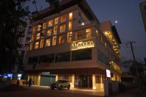 un gran edificio con un cartel en la parte delantera en Hotel Bekal International en Kāsaragod
