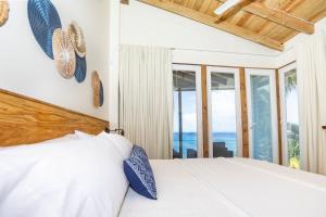 una camera da letto con un letto con vista sull'oceano di Wow! Views and more, fantastic 2 bedroom in West End - Villa Agua apts a Roatán Altre 39 foto