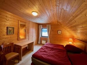 1 dormitorio con 1 cama en una habitación de madera en JS Feriendomizile Haus Abendrot Bettwäsche Handtücher inkl, en Hasselfelde