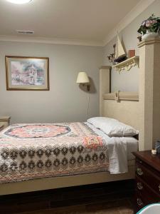 1 dormitorio con 1 cama con edredón en Private Entrance Cozy Room at Heart of Chattanooga, en Chattanooga
