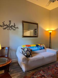 sala de estar con sofá blanco y espejo en Private Entrance Cozy Room at Heart of Chattanooga en Chattanooga