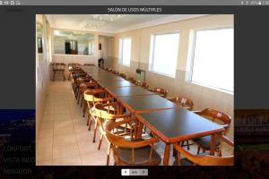 una gran sala de conferencias con una mesa larga y sillas en Hermoso Departamento al Mar - Solo Familias -USD 150 x noche -Blue- en Mar del Plata