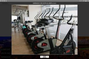 una fila de bicicletas estáticas en un gimnasio en Hermoso Departamento al Mar - Solo Familias -USD 150 x noche -Blue- en Mar del Plata