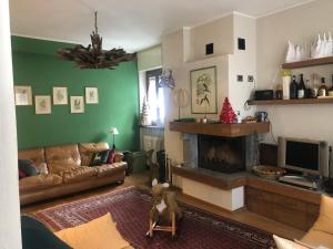 een woonkamer met een bank en een open haard bij Splendido trilocale direttamente sulle piste in Aprica