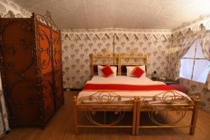 um quarto com uma cama num quarto em Jawai Nature Stay - Leopard Safari Camp Jawai Bandh em Bīsalpur