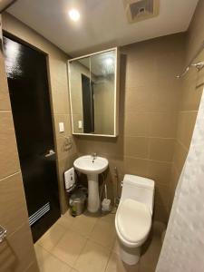 ein Bad mit einem WC und einem Waschbecken in der Unterkunft Penthouse suite at Porto Vita Towers in Cubao Quezon City in Manila
