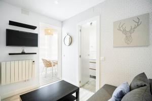 Telewizja i/lub zestaw kina domowego w obiekcie Acogedor estudio en Arturo Soria MD-Anderson E2