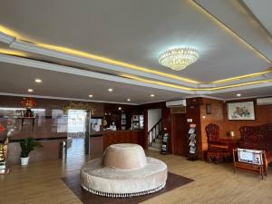 a large room with a circular seat in the middle at Chung Hsin Hotel 中信酒店 in Phnom Penh