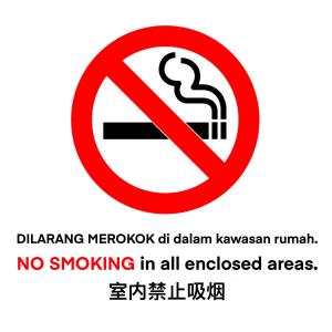 um sinal que proíbe fumar em todas as áreas fechadas em Tiong Nam 32 Kuala Lumpur, 6 mins to LRT PWTC, 15 mins to KLCC em Kuala Lumpur