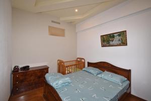 Un pat sau paturi într-o cameră la Abovyan Street 16, Apartment No 24