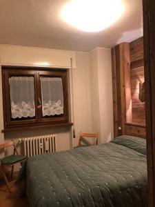 - une chambre avec un lit et une fenêtre dans l'établissement Splendido trilocale direttamente sulle piste - sanificato dopo ogni soggiorno, à Aprica