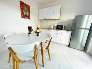 Kuchyňa alebo kuchynka v ubytovaní Spacious Apartment Amaros