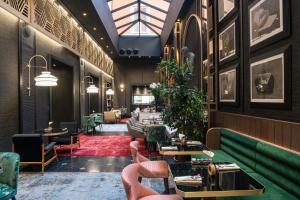 罗马Umiltà 36的一间有桌椅和大堂的餐厅