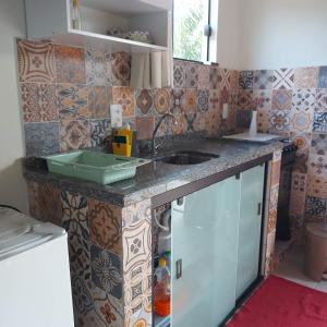 cocina con fregadero y encimera en Loft Barra da Lagoa, en Florianópolis