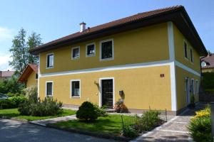 a yellow and white house at Gästehaus Reingruber in Ried im Traunkreis