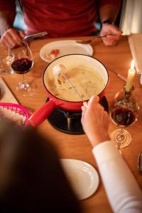 Eine Person rührt einen Topf Suppe auf einen Tisch. in der Unterkunft DAS SCHÖNE LEBEN Pop-Up Hotel in Hornberg