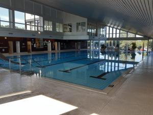 Swimmingpoolen hos eller tæt på Wolkenloft mit Meerblick und Schwimmbad - Haustiere willkommen