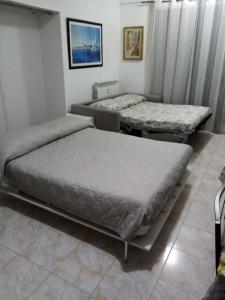 Tempat tidur dalam kamar di Ampio monolocale con terrazzo - a 2 passi dal mare