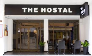 budynek szpitalny z krzesłami przed nim w obiekcie Hostal Tierramar w El Arenal