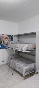 Tempat tidur susun dalam kamar di Ampio monolocale con terrazzo - a 2 passi dal mare