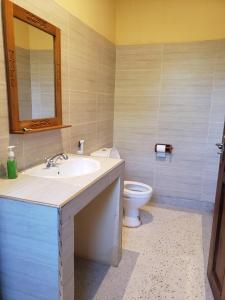 een badkamer met een wastafel en een toilet bij Bella Breeze1 - Diani Beach, Kenya in Diani Beach