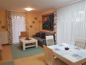 un soggiorno con un divano e un tavolo di Villa Seefisch, Wohnung 4 mit Terrasse a Göhren