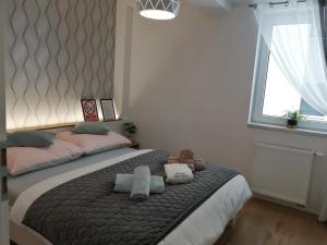 1 dormitorio con 1 cama con 2 toallas en Apartament Zielone Wzgórze 2, en Jelenia Góra