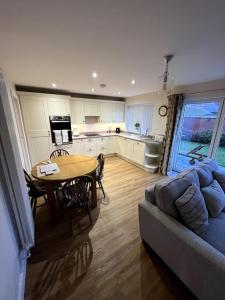 una sala de estar con un sofá y una mesa en The Hideaway Southport, en Southport