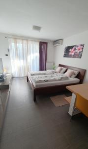 - une chambre avec un grand lit dans l'établissement Cypress Garden, à Portorož