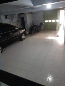 un coche aparcado en una habitación con garaje en Hotel Griya Syar'i, en Pekalongan
