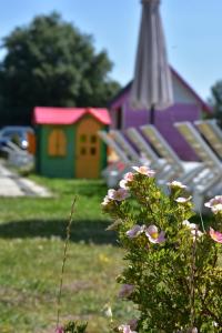 um grupo de cadeiras de jardim em frente a uma casa em BLASK LATARNl em Niechorze