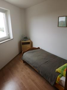 um quarto com uma cama, uma cómoda e uma janela em SUNNY GAPI APP em Barbariga