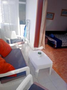 Ein Sitzbereich in der Unterkunft Perfectly located apartment with pool