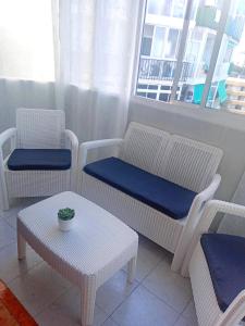 Ein Sitzbereich in der Unterkunft Perfectly located apartment with pool